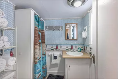 1540 NW 20th St, Lincoln City, OR 97367 - Photo 3