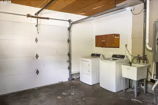 12105 NE Stanton St, Portland, OR 97220 - Photo 25