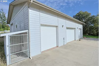 565 Lindy Ln, Coos Bay, OR 97420 - Photo 27