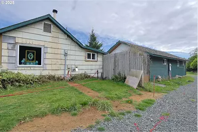 565 Lindy Ln, Coos Bay, OR 97420 - Photo 15