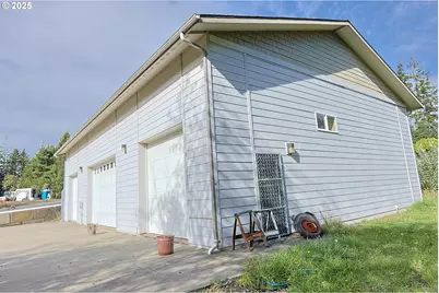 565 Lindy Ln, Coos Bay, OR 97420 - Photo 3