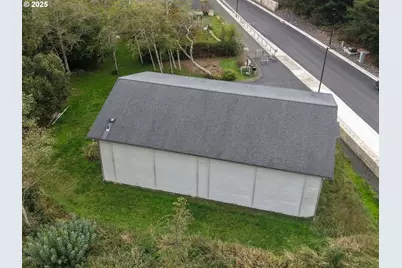 565 Lindy Ln, Coos Bay, OR 97420 - Photo 7