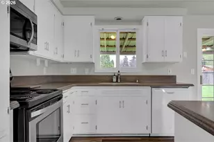 1138 W 7th Pl, Junction City, OR 97448 - Photo 3