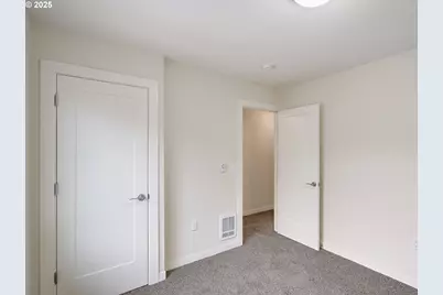 10829 E Burnside St, Portland, OR 97216 - Photo 13