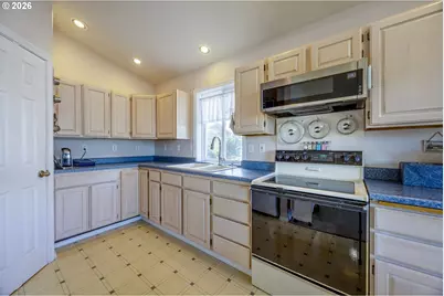 1708 NW 38th St, Lincoln City, OR 97367 - Photo 13