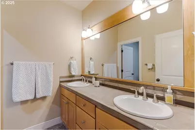 6643 NW Meridian Ridge Dr, Portland, OR 97210 - Photo 23