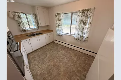 328 S Quincy Ave, Hines, OR 97738 - Photo 9