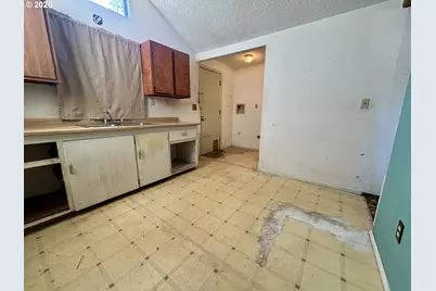 1860 W 12th Ave, Eugene, OR 97402 - Photo 11