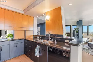 2245 SW Park Pl, Portland, OR 97205 - Photo 3