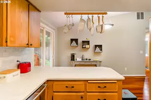 8832 SW 50th Ave, Portland, OR 97219 - Photo 9