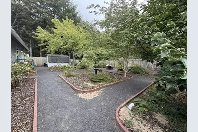 240 11th St, Florence, OR 97439 - Photo 9