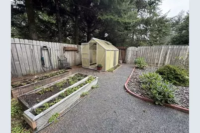 240 11th St, Florence, OR 97439 - Photo 11