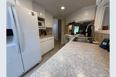 240 11th St, Florence, OR 97439 - Photo 23