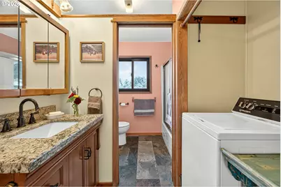 4460 Riordan Hill Dr, Hood River, OR 97031 - Photo 15