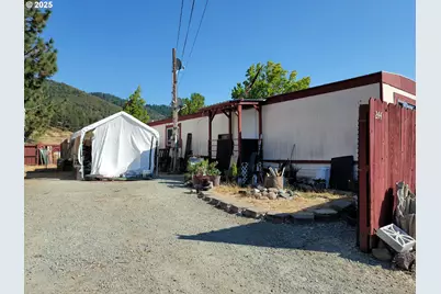260 Mountain View Ave, Myrtle Creek, OR 97457 - Photo 3