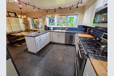 10121 NE Shaver St, Maywood Park, OR 97220 - Photo 13