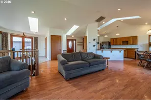 322 5th Ave, Coos Bay, OR 97420 - Photo 5