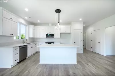 306 19th St, Springfield, OR 97477 - Photo 9