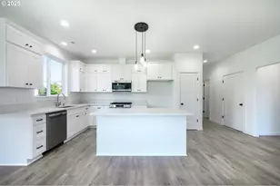 306 19th St, Springfield, OR 97477 - Photo 9