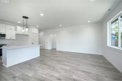 306 19th St, Springfield, OR 97477 - Photo 5