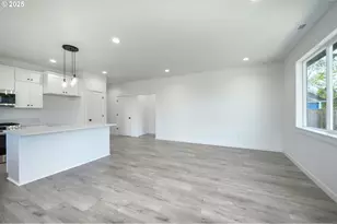 306 19th St, Springfield, OR 97477 - Photo 5