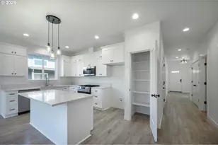 306 19th St, Springfield, OR 97477 - Photo 7