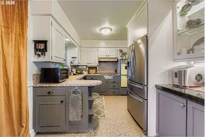 10311 NE Russell Ct, Portland, OR 97220 - Photo 11