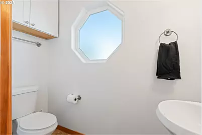 990 W 8th Pl, The Dalles, OR 97058 - Photo 15