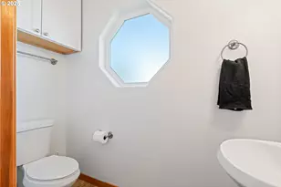 990 W 8th Pl, The Dalles, OR 97058 - Photo 15