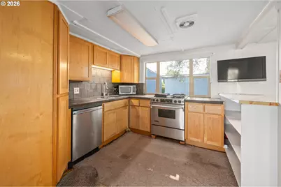 1995 J St, Springfield, OR 97477 - Photo 7