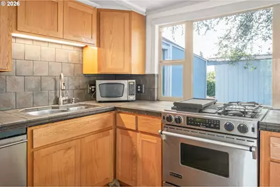 1995 J St, Springfield, OR 97477 - Photo 9