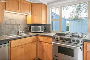 1995 J St, Springfield, OR 97477 - Photo 9