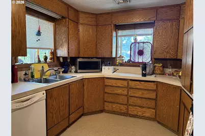 150 SW Brantley Dr, Winston, OR 97496 - Photo 3