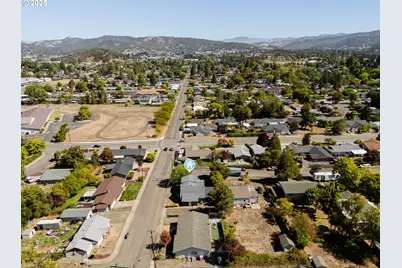 2104 NW Calkins Ave, Roseburg, OR 97471 - Photo 43