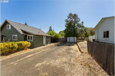 2104 NW Calkins Ave, Roseburg, OR 97471 - Photo 37