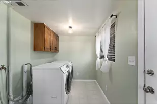 2104 NW Calkins Ave, Roseburg, OR 97471 - Photo 17