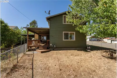 2104 NW Calkins Ave, Roseburg, OR 97471 - Photo 33