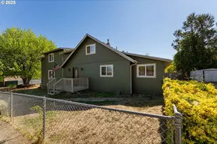 2104 NW Calkins Ave, Roseburg, OR 97471 - Photo 3