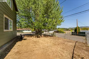 2104 NW Calkins Ave, Roseburg, OR 97471 - Photo 35