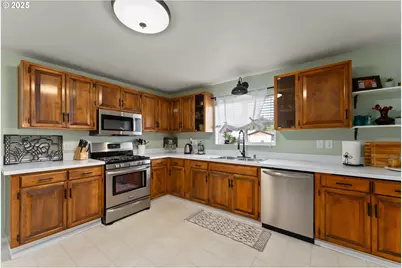 2104 NW Calkins Ave, Roseburg, OR 97471 - Photo 13