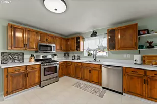 2104 NW Calkins Ave, Roseburg, OR 97471 - Photo 13