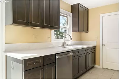 11330 NE Glisan St, Portland, OR 97220 - Photo 9