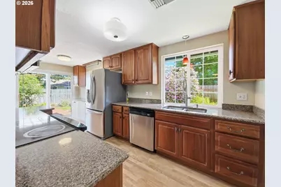 1040 Martha Ct, Eugene, OR 97401 - Photo 7