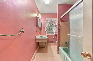 2211 SW Martha St, Portland, OR 97239 - Photo 25