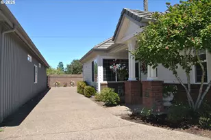 2063 Lake Wind Dr, Eugene, OR 97408 - Photo 3