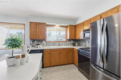 14205 NE Fremont Ct, Portland, OR 97230 - Photo 5