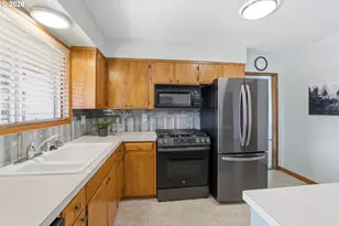 14205 NE Fremont Ct, Portland, OR 97230 - Photo 7