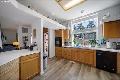 1312 W 14th St, Coquille, OR 97423 - Photo 9