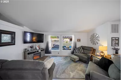 1312 W 14th St, Coquille, OR 97423 - Photo 15