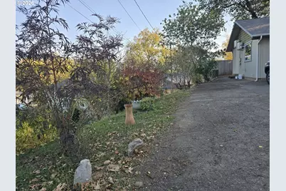 954 NE Madrona Dr, Myrtle Creek, OR 97457 - Photo 5